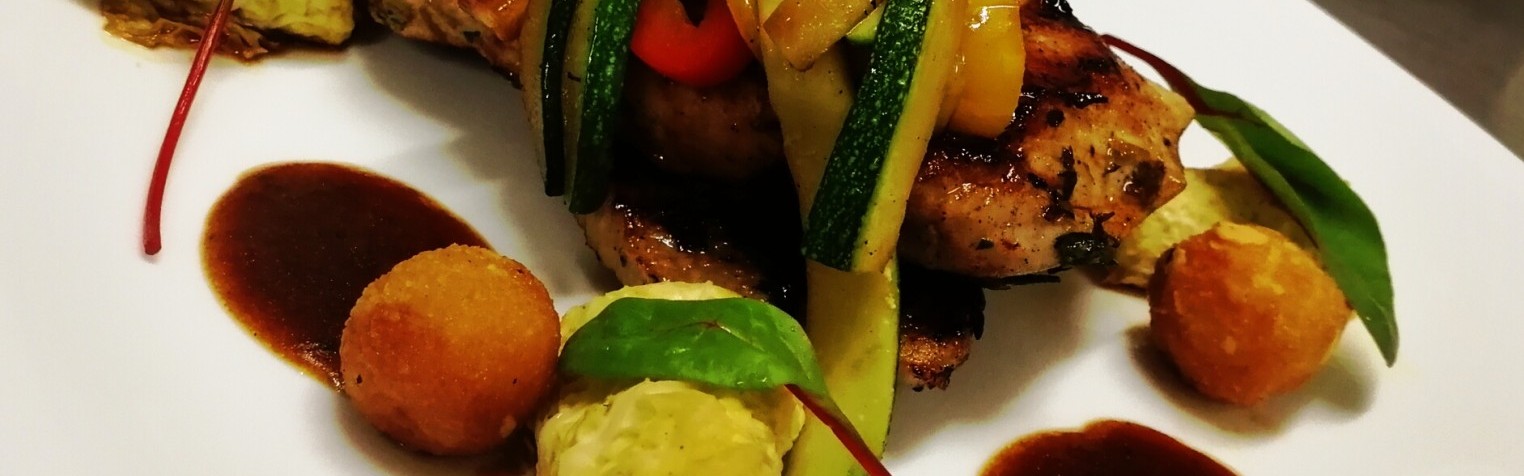 Schweinerückensteak mit Wirsingpraline und Mandelkroketten